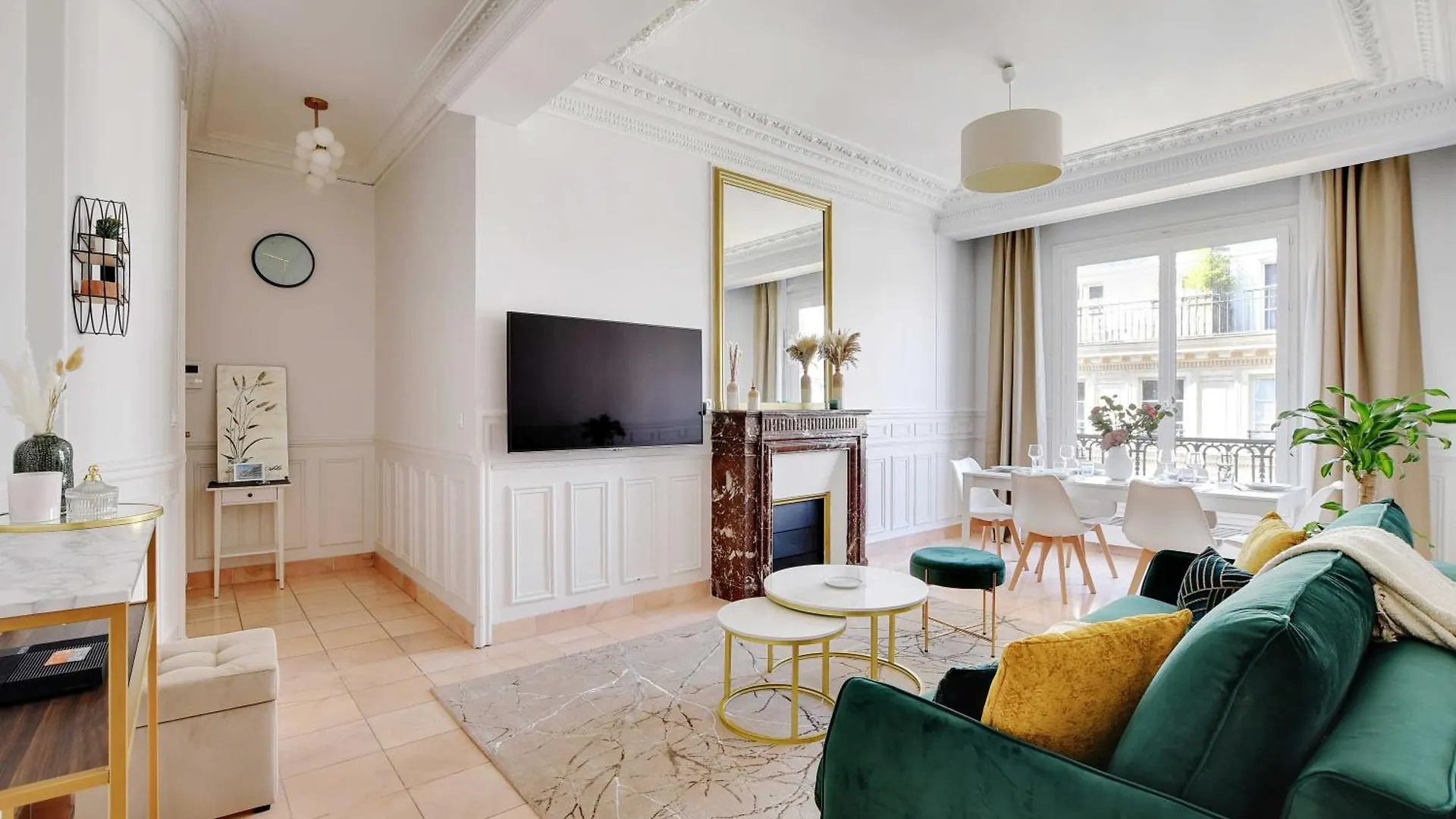 Typical Art Deco Apartment - Le Marais Paris France